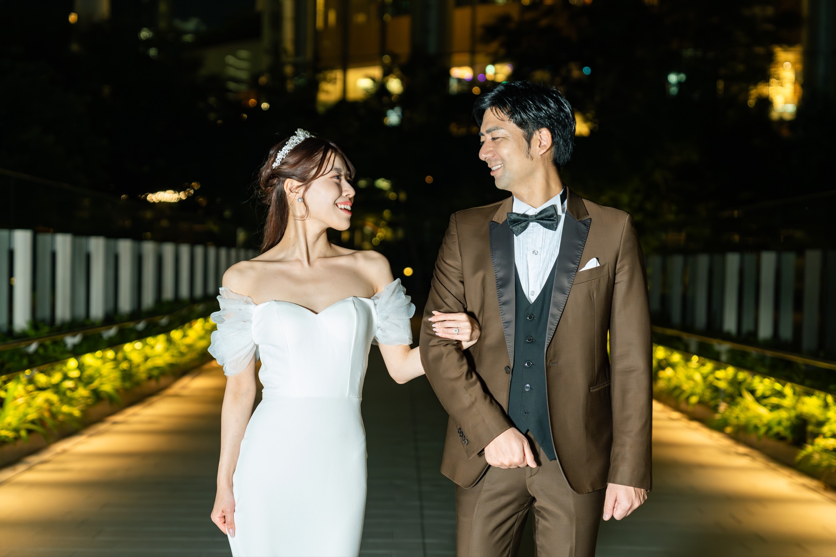 夜の街で映画の一場面のように佇む前撮り事例